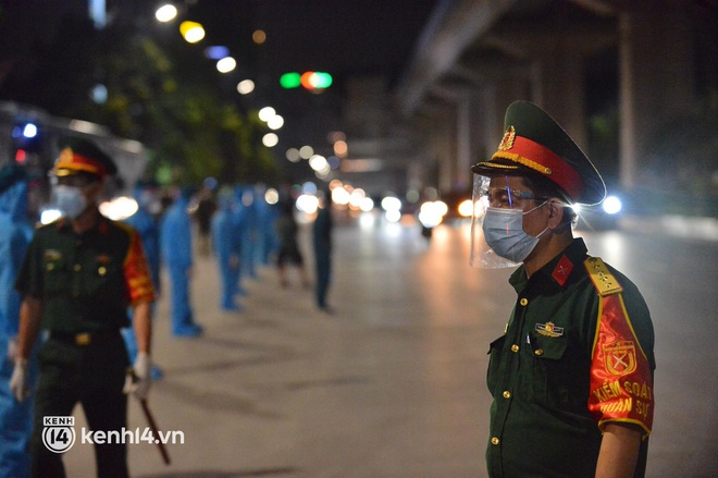 Hà Nội bắt đầu di dời dân khỏi &quot;ổ dịch&quot; Thanh Xuân Trung, nhiều trẻ em mặc đồ bảo hộ kín mít theo bố mẹ đến vùng an toàn - Ảnh 12.