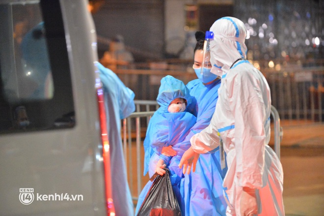 Hà Nội bắt đầu di dời dân khỏi &quot;ổ dịch&quot; Thanh Xuân Trung, nhiều trẻ em mặc đồ bảo hộ kín mít theo bố mẹ đến vùng an toàn - Ảnh 12.