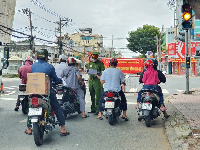 Làm sao để hạn chế lây nhiễm Covid-19 ở chốt kiểm soát?  - Ảnh 1.