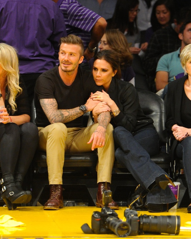 David Beckham gây sốt MXH: 20 năm rồi vẫn sẵn sàng quỳ gối làm cho bà xã điều này, bảo sao được gọi là ông chồng quốc dân - Ảnh 4.