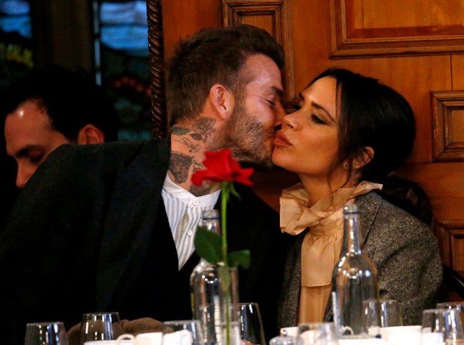 David Beckham g&acirc;y sốt MXH: 20 năm rồi vẫn sẵn s&agrave;ng quỳ gối l&agrave;m cho b&agrave; x&atilde; điều n&agrave;y, bảo sao được gọi l&agrave; &ocirc;ng chồng quốc d&acirc;n - Ảnh 5.