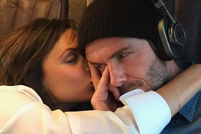 David Beckham gây sốt MXH: 20 năm rồi vẫn sẵn sàng quỳ gối làm cho bà xã điều này, bảo sao được gọi là ông chồng quốc dân - Ảnh 6.