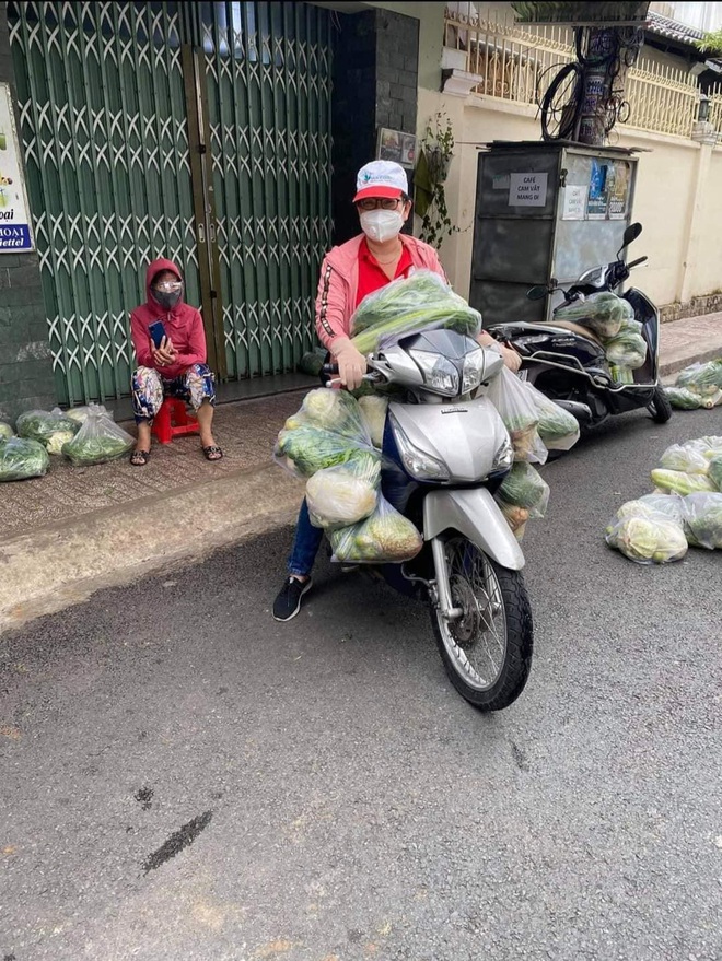 Bị "bom" hàng chục túi thực phẩm khi đi chợ giúp dân, nữ tổ trưởng có cách xử lý khéo léo khiến tất cả đều nể - Ảnh 2.