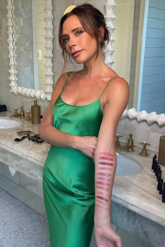 David Beckham g&acirc;y sốt MXH: 20 năm rồi vẫn sẵn s&agrave;ng quỳ gối l&agrave;m cho b&agrave; x&atilde; điều n&agrave;y, bảo sao được gọi l&agrave; &ocirc;ng chồng quốc d&acirc;n - Ảnh 3.