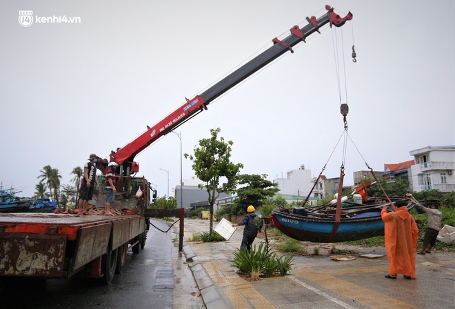 Ảnh: Người dân Đà Nẵng dầm mưa hối hả chạy bão giữa đại dịch Covid-19 - Ảnh 3.