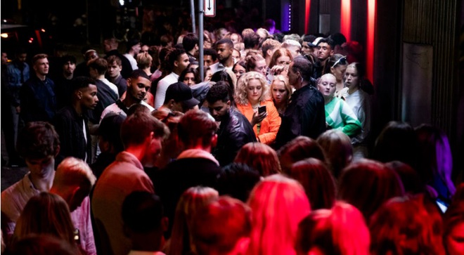 Đan Mạch ch&iacute;nh thức gỡ bỏ tất cả hạn chế COVID-19, n&oacute;i đ&atilde; kiểm so&aacute;t được virus - Ảnh 1.