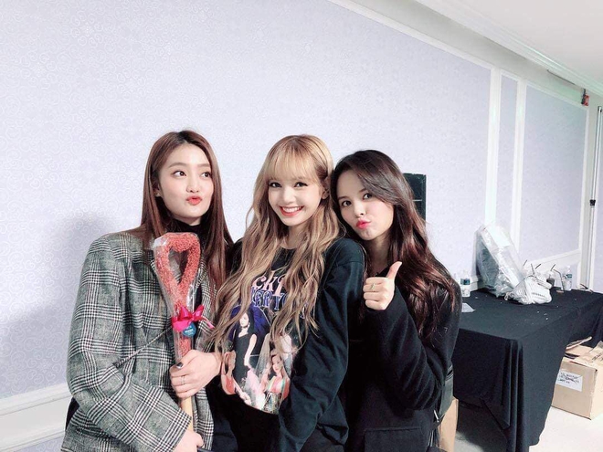 Mẹ Lisa rơi nước mắt khi cùng đại gia đình reaction MV LALISA, nữ idol bạn thân cũng rủ nhân vật đặc biệt quẩy cực đáng yêu - Ảnh 8.