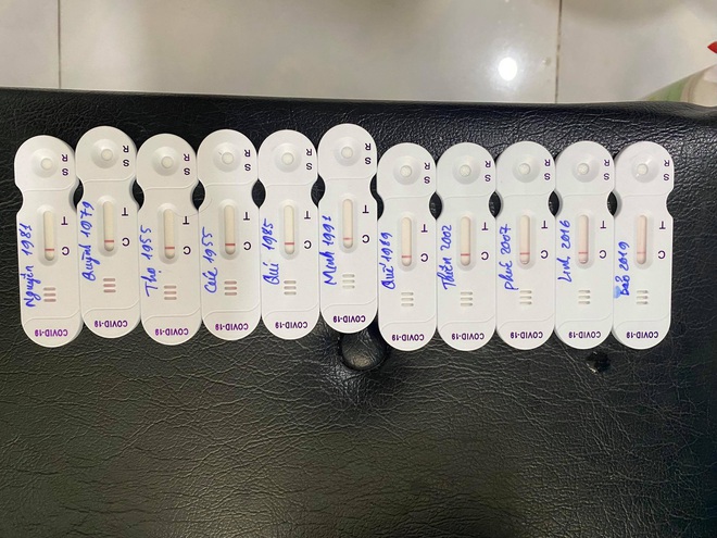 Chuyện 1 F1 chăm 10 F0 điều trị tại nhà: Đồng loạt 10 người cùng mắc Covid-19, cả nhà đặc biệt lo lắng cho bố mẹ và các cháu nhỏ - Ảnh 4. Chuyện 1 F1 chăm 10 F0 điều trị tại nhà: Đồng loạt 10 người cùng mắc Covid-19, cả nhà đặc biệt lo lắng cho bố mẹ và các cháu nhỏ - Ảnh 4.