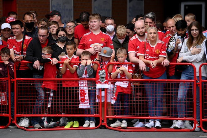 Ronaldo tỏa sáng rực rỡ trong ngày trở về, giúp Man United đè bẹp Newcastle để vươn lên ngôi đầu Ngoại hạng Anh - Ảnh 1.