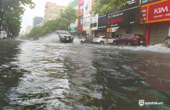 Clip, ảnh: Mưa trắng trời trước bão, đường phố Đà Nẵng ngập thành sông, xe cứu thương và nhiều phương tiện chết máy - Ảnh 5.