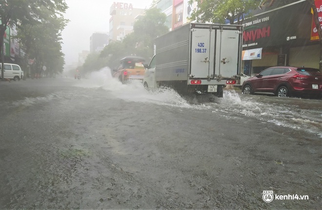 Clip, ảnh: Mưa trắng trời trước bão, đường phố Đà Nẵng ngập thành sông, xe cứu thương và nhiều phương tiện chết máy - Ảnh 5.