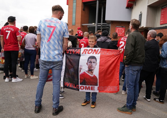 Cơn sốt Ronaldo lên đến đỉnh điểm: Một rừng áo số 7 phủ kín thánh địa Old Trafford, tất cả đều hướng về Ronaldo - Ảnh 5.