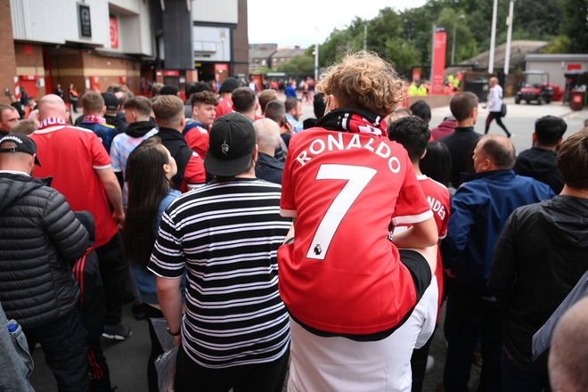 Cơn sốt Ronaldo lên đến đỉnh điểm: Một rừng áo số 7 phủ kín thánh địa Old Trafford, tất cả đều hướng về Ronaldo - Ảnh 7.