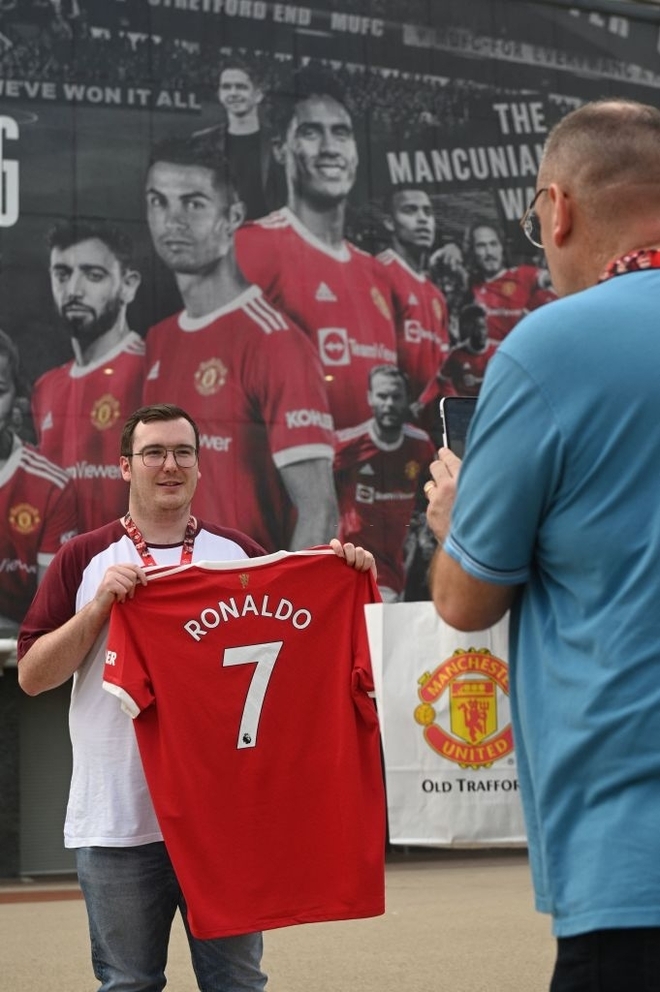 Cơn sốt Ronaldo lên đến đỉnh điểm: Một rừng áo số 7 phủ kín thánh địa Old Trafford, tất cả đều hướng về Ronaldo - Ảnh 8.