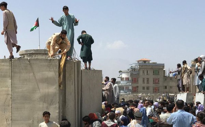 Xót xa người cha mất việc, phải bán con gái để cứu đói cho gia đình tại Afghanistan - Ảnh 1.