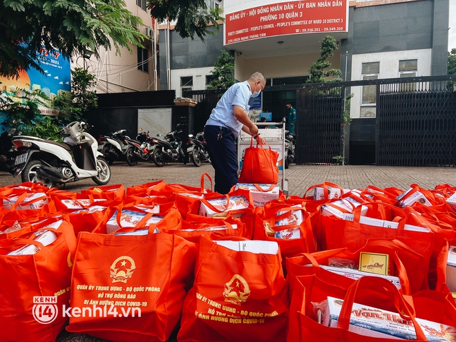 Quân đội tiếp tục tặng 100.000 phần quà và hàng nghìn tấn gạo cho người dân ở TP.HCM  - Ảnh 10.