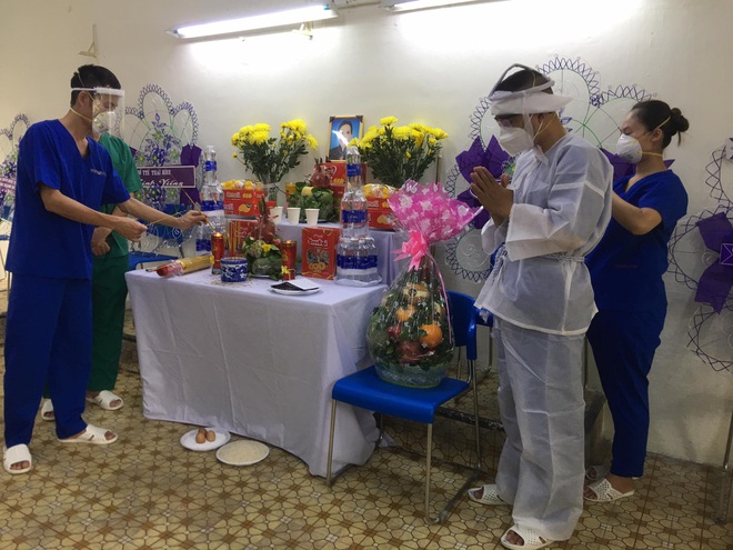 Xót xa giảng viên trường CĐ Y tế Thái Bình lập bàn thờ chịu tang mẹ ở bệnh viện dã chiến TP.HCM - Ảnh 1.
