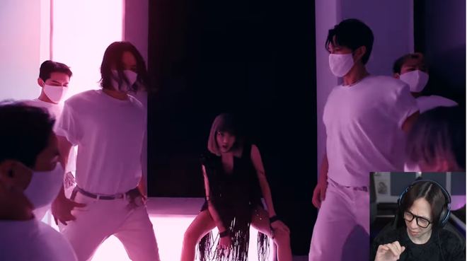 ViruSs h&aacute; hốc, nổi da g&agrave; khi xem MV mới của Lisa, phần nhạc g&acirc;y tranh c&atilde;i lớn nhưng nam streamer nhận x&eacute;t thế n&agrave;o? - Ảnh 2.