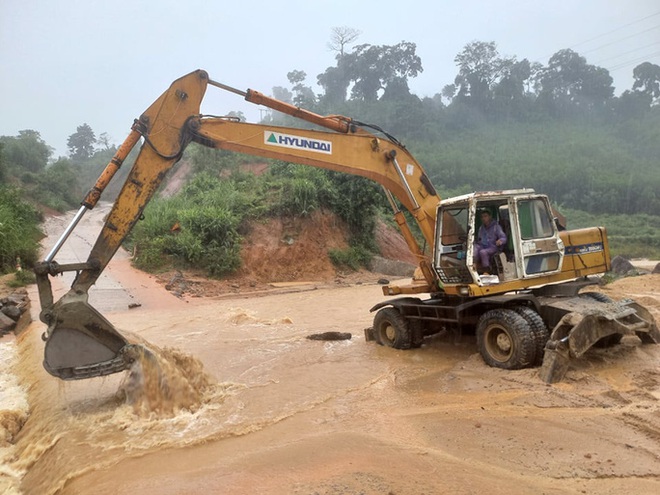  Mưa lớn, Quảng Nam sơ tán hàng ngàn người dân đề phòng sạt lở  - Ảnh 2.