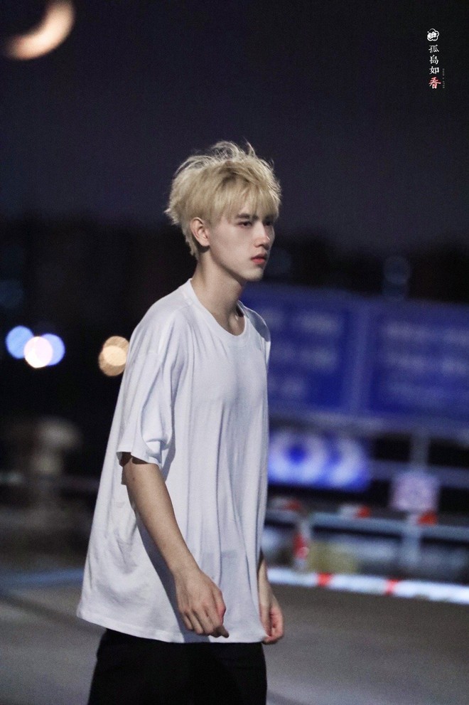 Cbiz n&aacute;o loạn với loạt ảnh C&ocirc;ng tử Dior t&oacute;c v&agrave;ng đẹp như tạc, hội chị em xỉu up xỉu down với visual v&ocirc; thực - Ảnh 9.