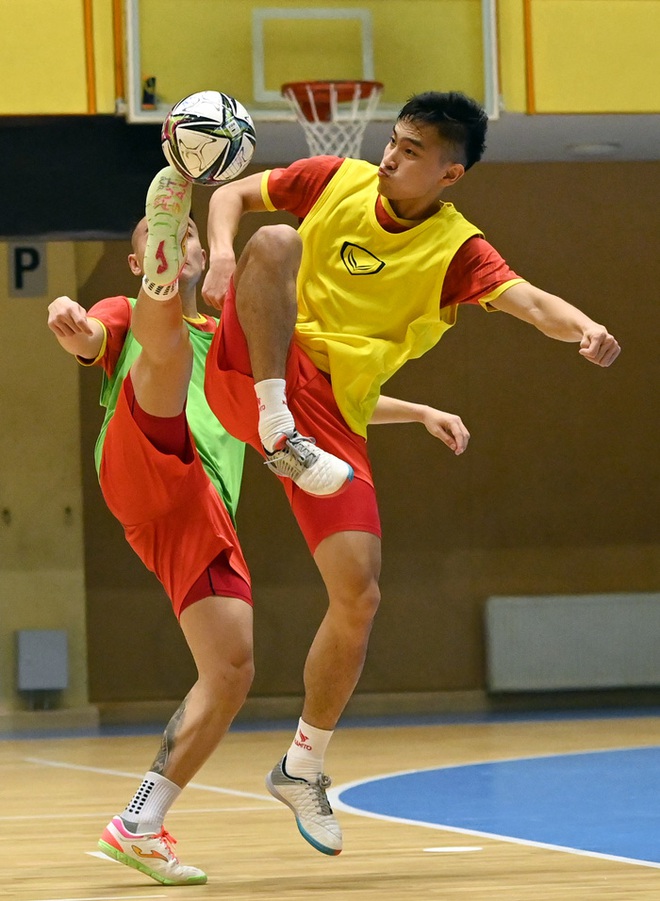 Futsal Việt Nam có tâm lý thoải mái trước trận gặp ông kẹ Brazil tại World Cup, lộ diện trọng tài bắt chính - Ảnh 1.