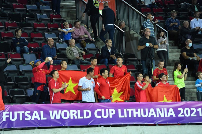 Phối hợp đá phạt ảo diệu, futsal Việt Nam chọc thủng lưới thành công ứng viên vô địch Brazil - Ảnh 5.
