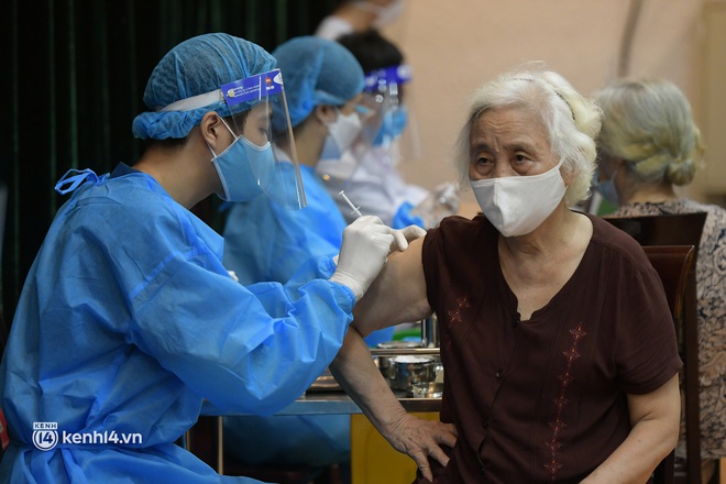 Ảnh: Nhiều phường ở Hà Nội đã hoàn thành tiêm vắc-xin Covid-19 cho người trên 18 tuổi - Ảnh 9.