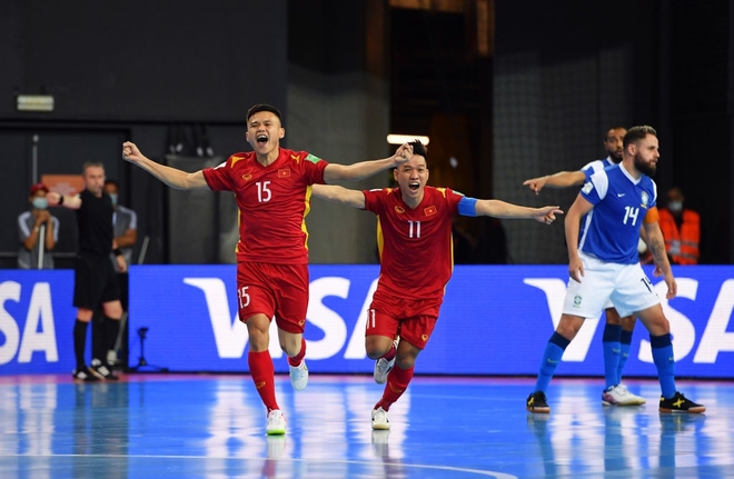 Phối hợp đá phạt ảo diệu, futsal Việt Nam chọc thủng lưới thành công ứng viên vô địch Brazil - Ảnh 2.