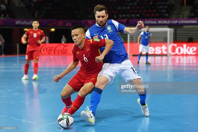 Phối hợp đá phạt ảo diệu, futsal Việt Nam chọc thủng lưới thành công ứng viên vô địch Brazil - Ảnh 4.