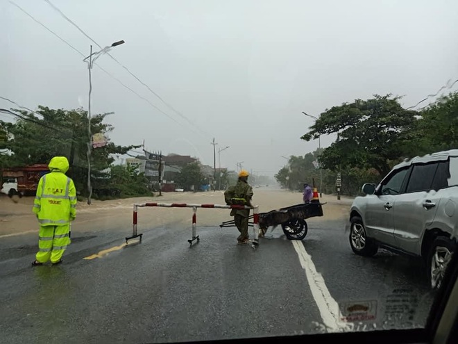 Hà Tĩnh: Mưa lớn trong nhiều giờ, Quốc lộ 1A bị chia cắt - Ảnh 4. Hà Tĩnh: Mưa lớn trong nhiều giờ, Quốc lộ 1A bị chia cắt - Ảnh 4.