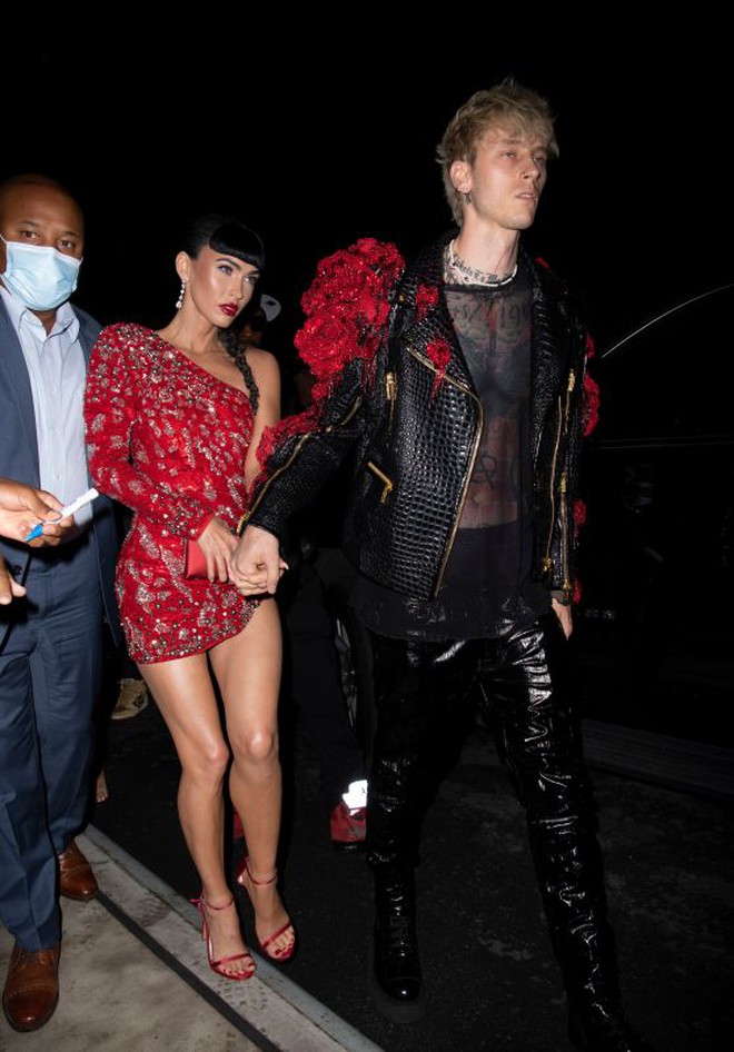 megan-fox-heading-to-a-met-gala-after-party-in-nyc-09-13-2021-5thumbnail-1631619446850824506631.jpg