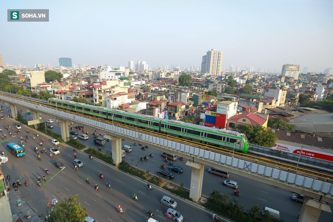 Đường sắt Cát Linh - Hà Đông 18.000 tỷ đồng chưa hẹn ngày khai thác: Người dân tận dụng không gian để nuôi chó, trồng rau - Ảnh 1.