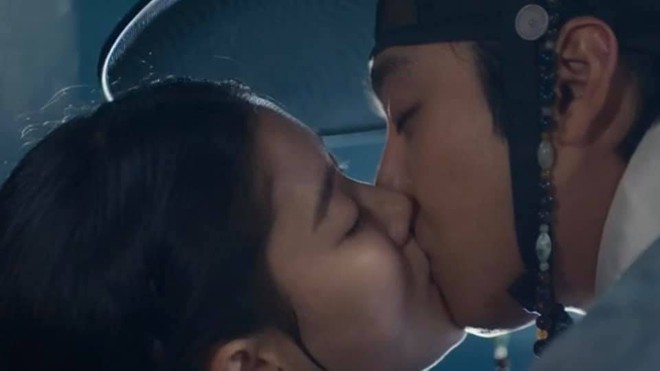 Kim Yoo Jung khóa môi trai đẹp cực ngọt ở bom tấn cổ trang, netizen xem mà quắn quéo cả tâm can - Ảnh 5.