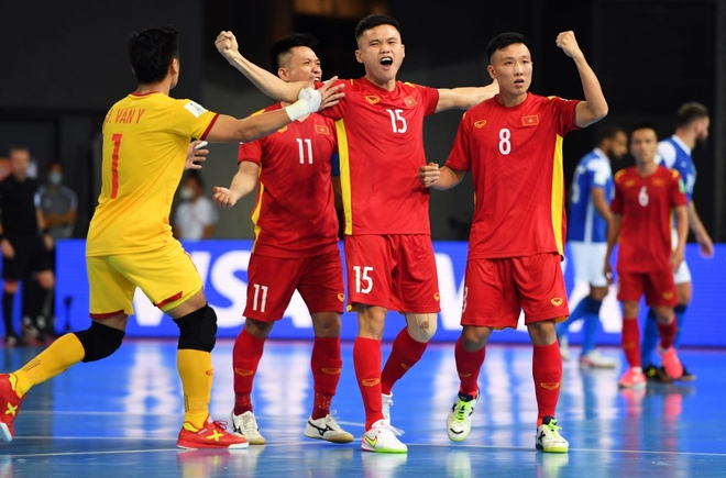 Phối hợp đá phạt ảo diệu, futsal Việt Nam chọc thủng lưới thành công ứng viên vô địch Brazil - Ảnh 8.