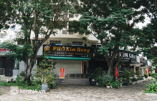 Ngày đầu quận 7 tái hoạt động: Quán ăn bán trực tiếp cho người dân mang về, cửa hàng điện thoại, tiệm sửa xe đã mở lại - Ảnh 9.