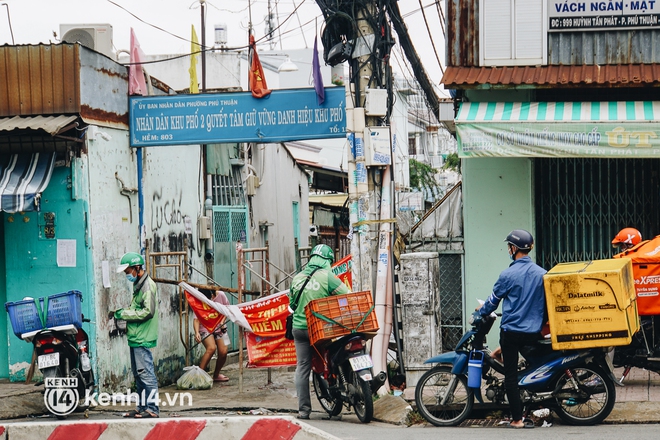 Ngày đầu quận 7 tái hoạt động: Quán ăn bán trực tiếp cho người dân mang về, cửa hàng điện thoại, tiệm sửa xe đã mở lại - Ảnh 11.