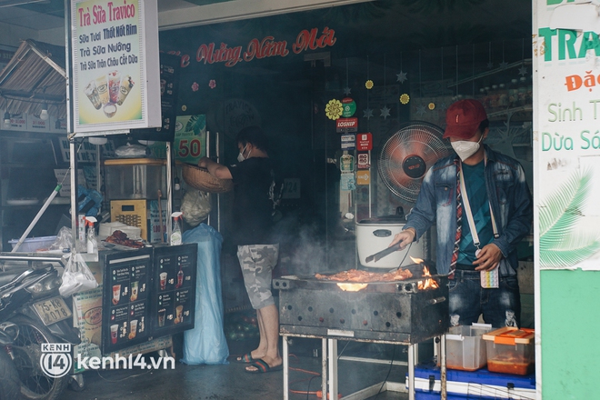 Ngày đầu quận 7 tái hoạt động: Quán ăn bán trực tiếp cho người dân mang về, cửa hàng điện thoại, tiệm sửa xe đã mở lại - Ảnh 2.