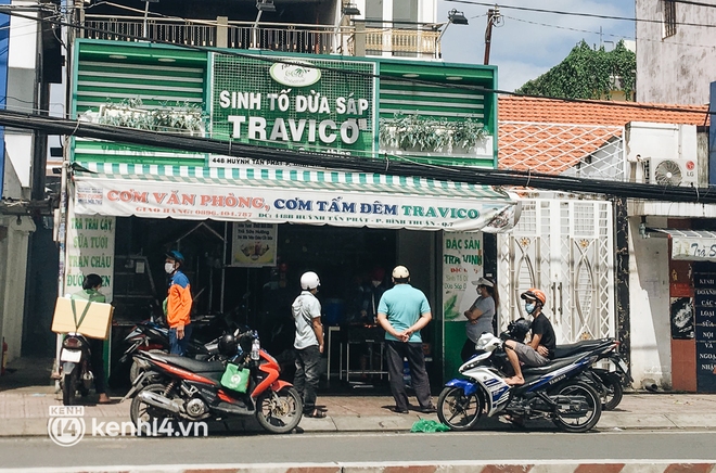 Ngày đầu quận 7 tái hoạt động: Quán ăn bán trực tiếp cho người dân mang về, cửa hàng điện thoại, tiệm sửa xe đã mở lại - Ảnh 1.