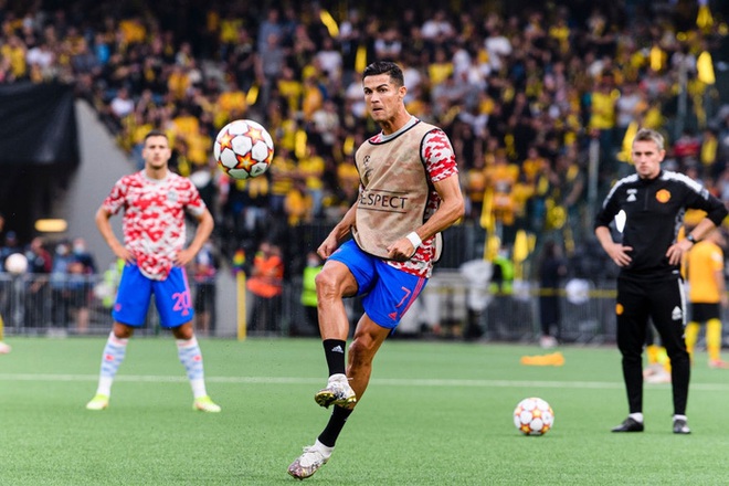 Ronaldo đá bóng trúng đầu khiến nhân viên an ninh nằm sân - Ảnh 1.