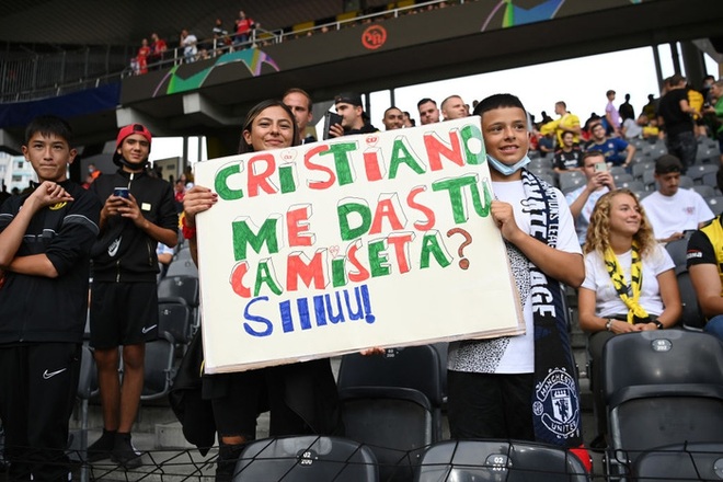 Fan Young Boys thi nhau mang biển xin áo Ronaldo  - Ảnh 1.