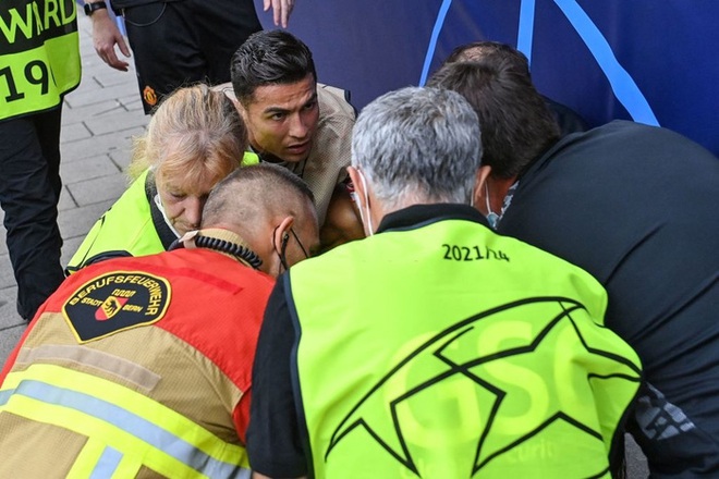 Ronaldo đá bóng trúng đầu khiến nhân viên an ninh nằm sân - Ảnh 6.