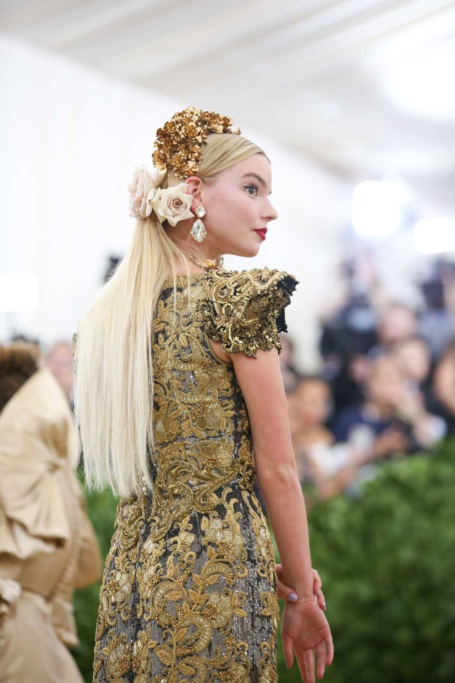 Có 1 mỹ nhân dự lần đầu đã đại náo Met Gala 2018 với nhan sắc kiêu kỳ tựa nữ thần: Thế này sao mãi mới nổi tiếng thế nhỉ? - Ảnh 8.