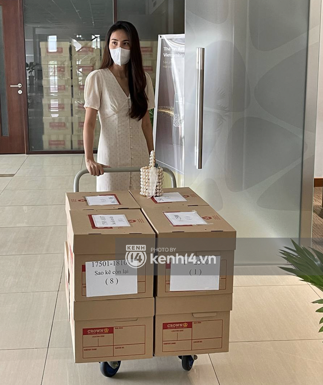 ĐỘC QUYỀN: Thuỷ Tiên và Công Vinh ra khỏi ngân hàng, đứng một mình bên 8 thùng sao kê - Ảnh 2. ĐỘC QUYỀN: Thuỷ Tiên và Công Vinh ra khỏi ngân hàng, đứng một mình bên 8 thùng sao kê - Ảnh 2.