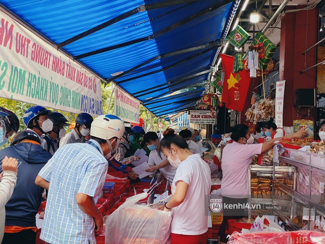 Xe hơi xếp hàng chờ mua bánh Trung thu ở Sài Gòn, mùa này chỗ nào cũng vắng chứ Như Lan thì chưa bao giờ! - Ảnh 1. Xe hơi xếp hàng chờ mua bánh Trung thu ở Sài Gòn, mùa này chỗ nào cũng vắng chứ Như Lan thì chưa bao giờ! - Ảnh 1.