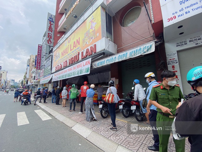Xe hơi xếp hàng chờ mua bánh Trung thu ở Sài Gòn, mùa này chỗ nào cũng vắng chứ Như Lan thì chưa bao giờ! - Ảnh 2. Xe hơi xếp hàng chờ mua bánh Trung thu ở Sài Gòn, mùa này chỗ nào cũng vắng chứ Như Lan thì chưa bao giờ! - Ảnh 2.