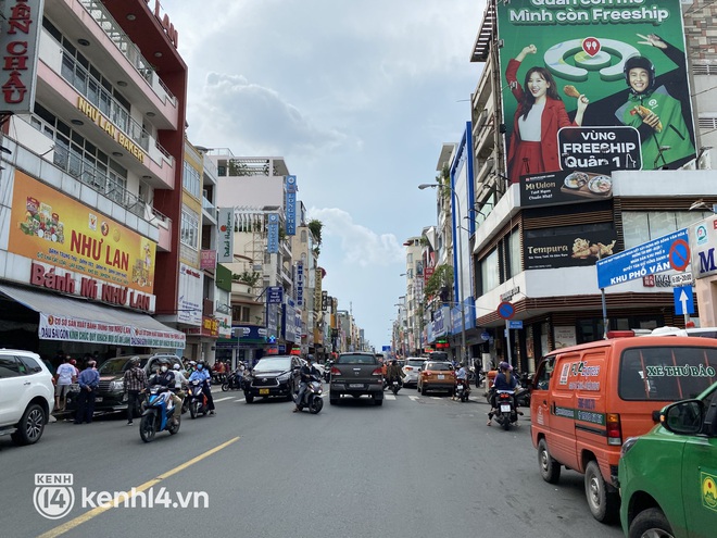 Xe hơi xếp hàng chờ mua bánh Trung thu ở Sài Gòn, mùa này chỗ nào cũng vắng chứ Như Lan thì chưa bao giờ! - Ảnh 4. Xe hơi xếp hàng chờ mua bánh Trung thu ở Sài Gòn, mùa này chỗ nào cũng vắng chứ Như Lan thì chưa bao giờ! - Ảnh 4.