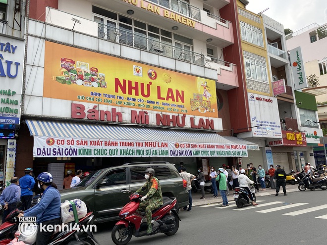 Xe hơi xếp hàng chờ mua bánh Trung thu ở Sài Gòn, mùa này chỗ nào cũng vắng chứ Như Lan thì chưa bao giờ! - Ảnh 8. Xe hơi xếp hàng chờ mua bánh Trung thu ở Sài Gòn, mùa này chỗ nào cũng vắng chứ Như Lan thì chưa bao giờ! - Ảnh 8.