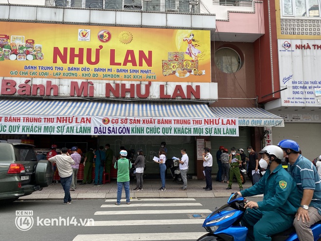 Xe hơi xếp hàng chờ mua bánh Trung thu ở Sài Gòn, mùa này chỗ nào cũng vắng chứ Như Lan thì chưa bao giờ! - Ảnh 7. Xe hơi xếp hàng chờ mua bánh Trung thu ở Sài Gòn, mùa này chỗ nào cũng vắng chứ Như Lan thì chưa bao giờ! - Ảnh 7.