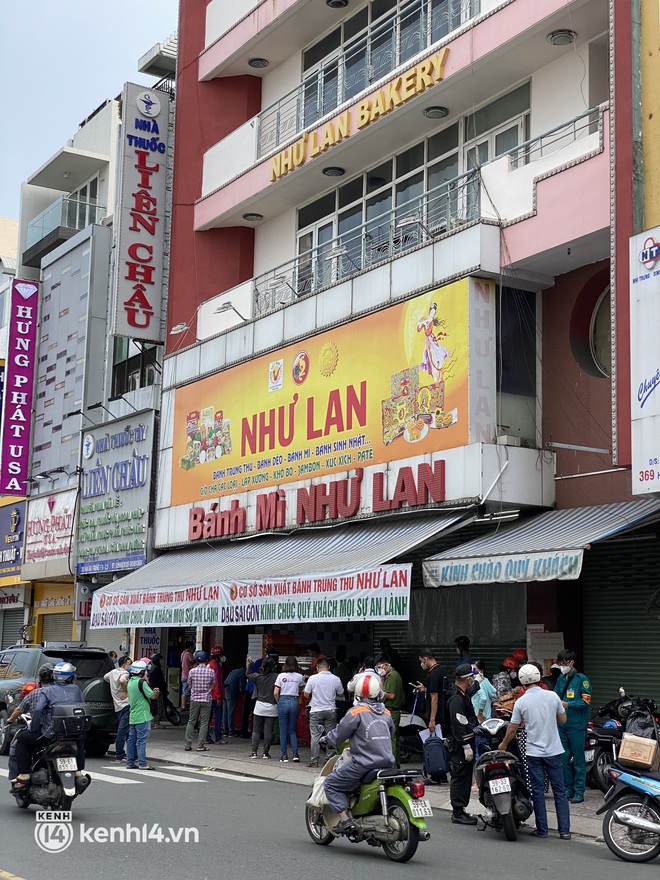 Xe hơi xếp hàng chờ mua bánh Trung thu ở Sài Gòn, mùa này chỗ nào cũng vắng chứ Như Lan thì chưa bao giờ! - Ảnh 3. Xe hơi xếp hàng chờ mua bánh Trung thu ở Sài Gòn, mùa này chỗ nào cũng vắng chứ Như Lan thì chưa bao giờ! - Ảnh 3.