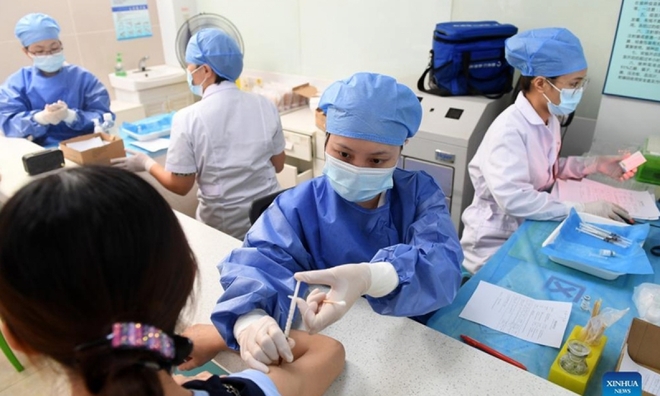 Hơn một tỷ người tiêm đủ mũi vaccine, Trung Quốc hướng tới nhóm dưới 12 tuổi - Ảnh 1.